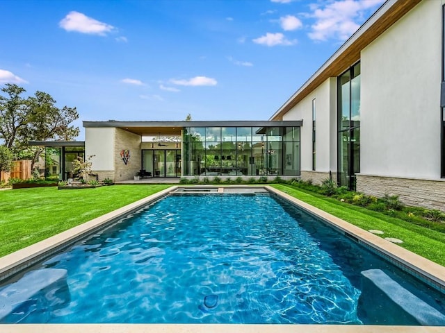 view of swimming pool featuring a yard