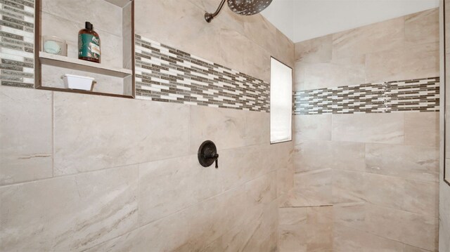 bathroom featuring a tile shower