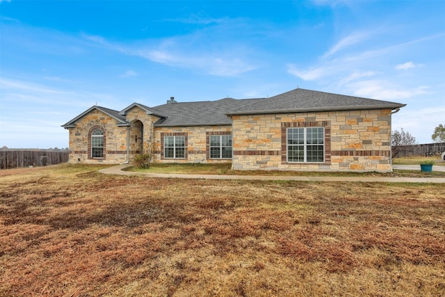 ranch-style home featuring a front lawn