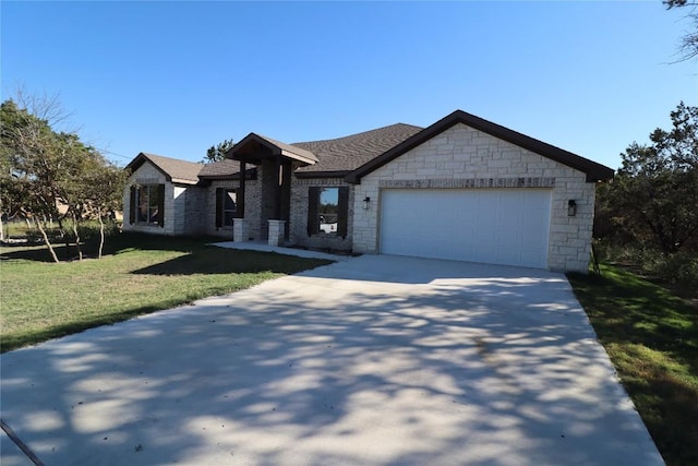 view of front facade featuring a front yard and a garage