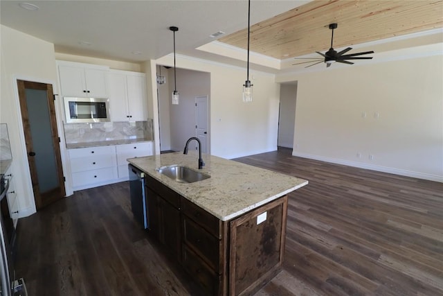 kitchen featuring white cabinets, a center island with sink, dark hardwood / wood-style floors, and sink