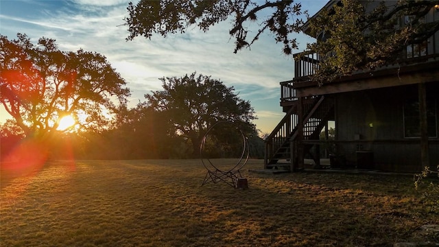 view of yard at dusk