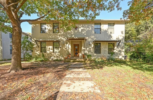 view of front facade with a front lawn