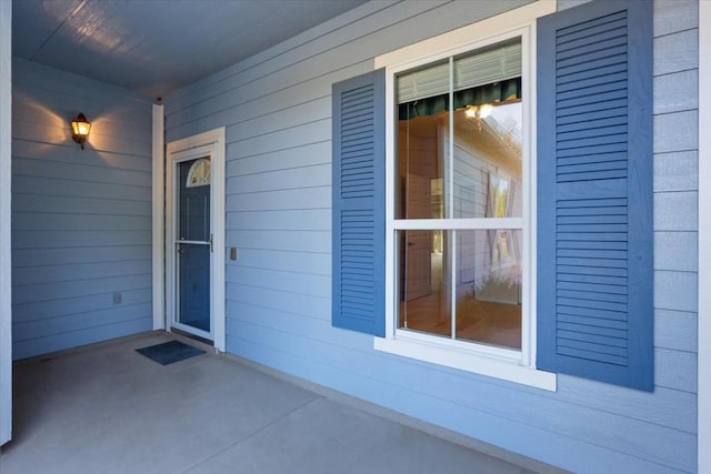 entrance to property with covered porch