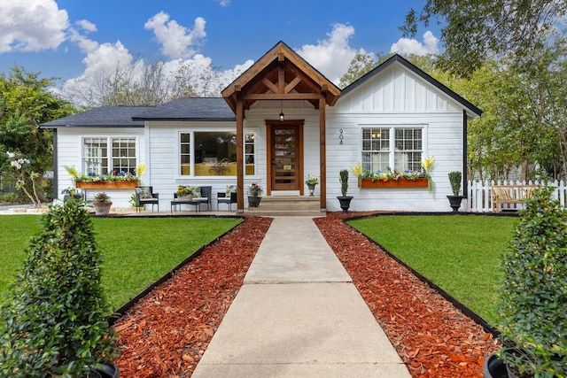 view of front facade featuring a front lawn