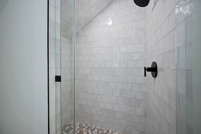 bathroom featuring a tile shower