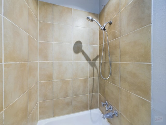 bathroom with tiled shower / bath