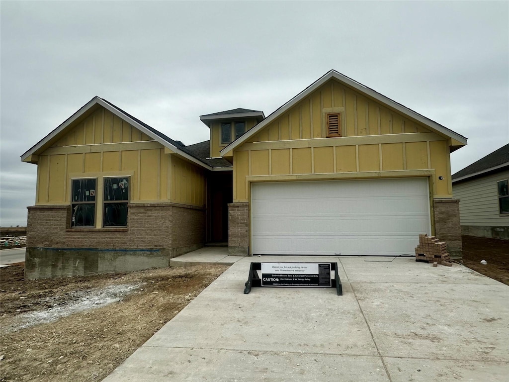 view of front facade featuring a garage