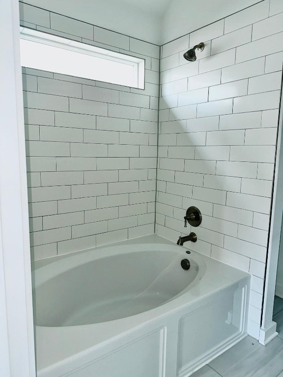 bathroom with tiled shower / bath