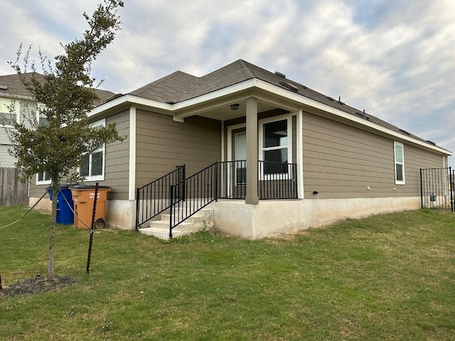 view of front of house featuring a front lawn