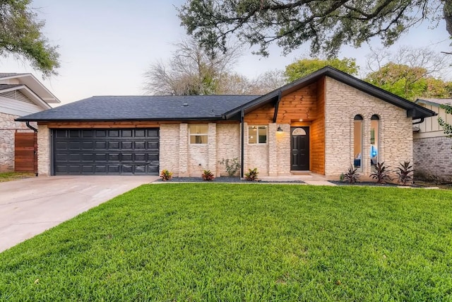 view of front facade featuring a garage and a front lawn