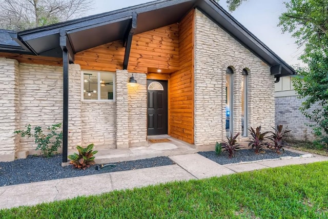 entrance to property featuring covered porch