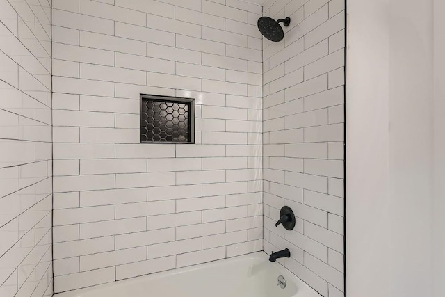 bathroom with tiled shower / bath combo