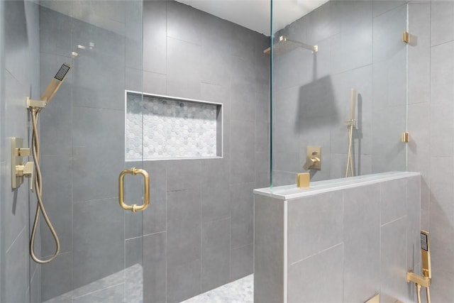 bathroom featuring tiled shower