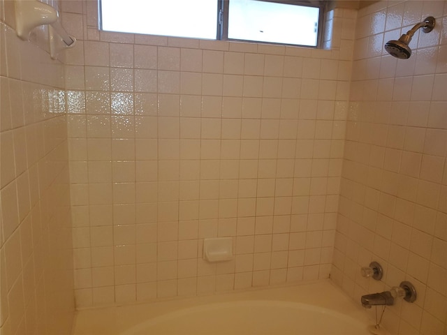 bathroom featuring tiled shower / bath