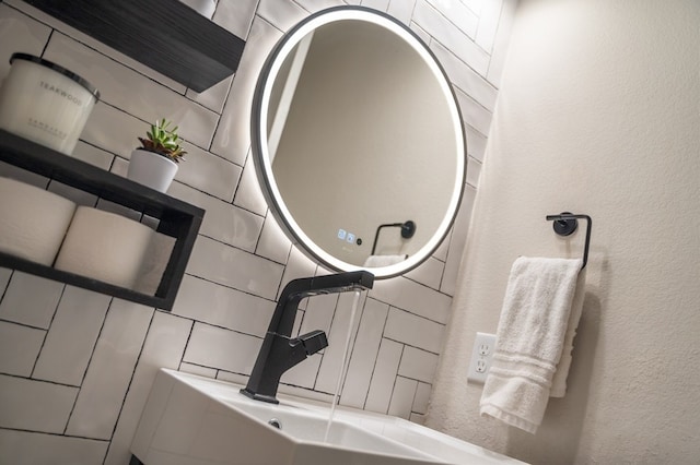 465 Linden Loop, Driftwood, TX 78619 - bathroom featuring a textured wall and a sink