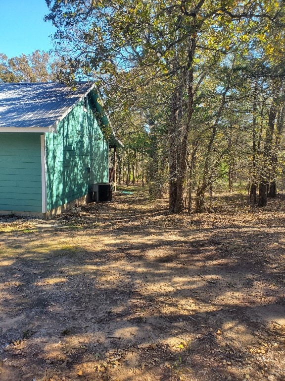 view of yard featuring a shed