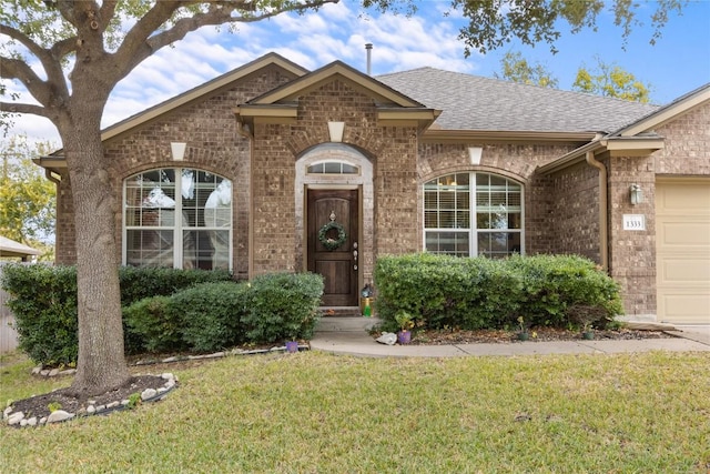 view of front facade featuring a garage and a front lawn