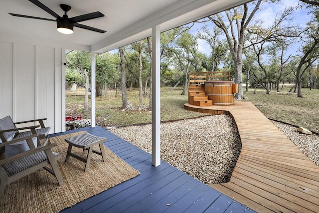 sunroom with ceiling fan