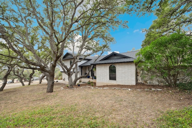 exterior space featuring a front yard