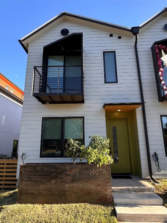 exterior space featuring a balcony