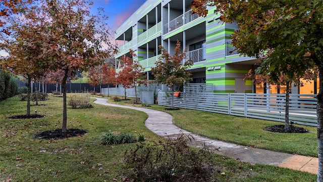 view of home's community featuring a yard