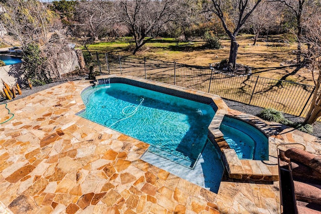 view of pool featuring an in ground hot tub and pool water feature