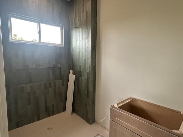 bathroom featuring tiled shower
