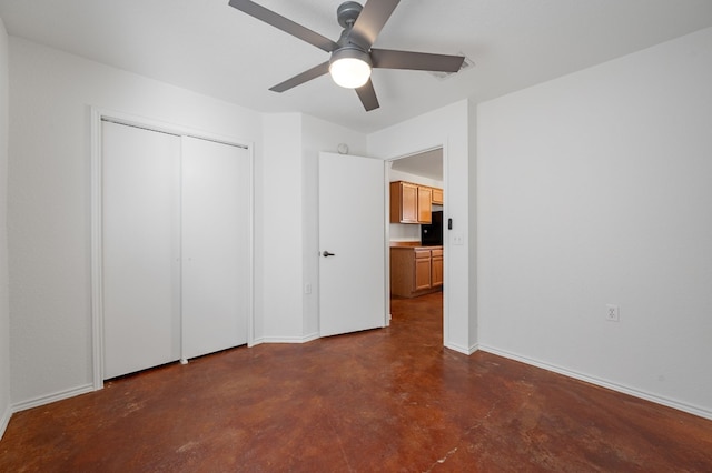 unfurnished bedroom featuring ceiling fan and a closet