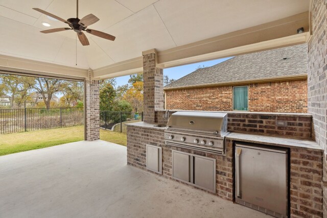 view of patio / terrace featuring an outdoor kitchen, area for grilling, and ceiling fan