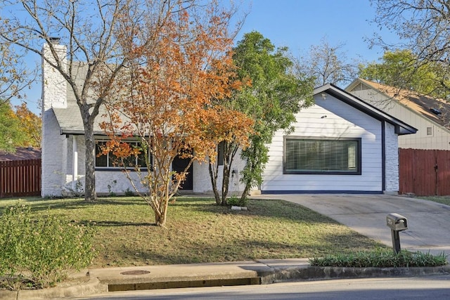 view of front of property featuring a front yard