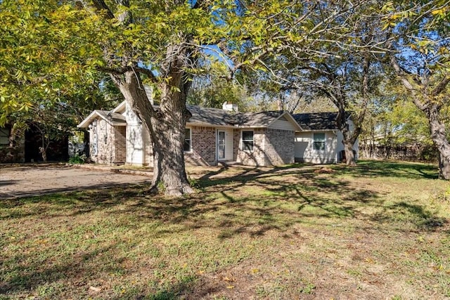 view of front of house with a front lawn