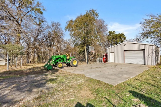 view of yard featuring an outdoor structure and a garage