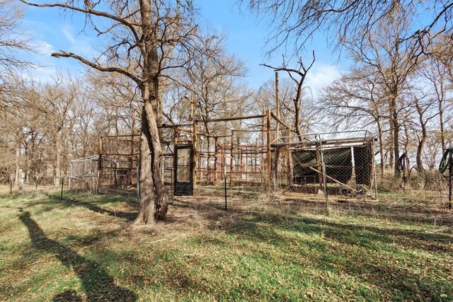 view of yard with an outbuilding