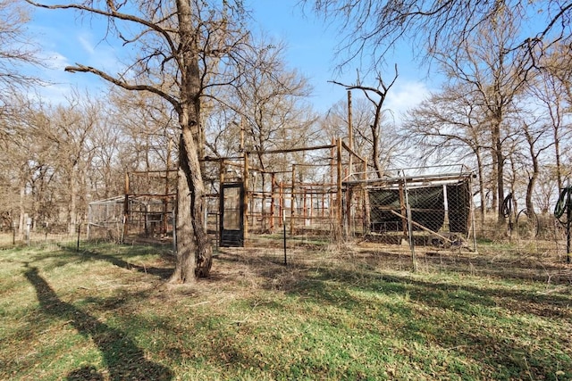 view of yard featuring an outbuilding