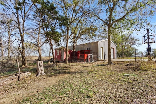 view of yard with an outbuilding