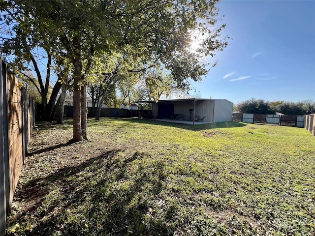 view of yard with an outdoor structure