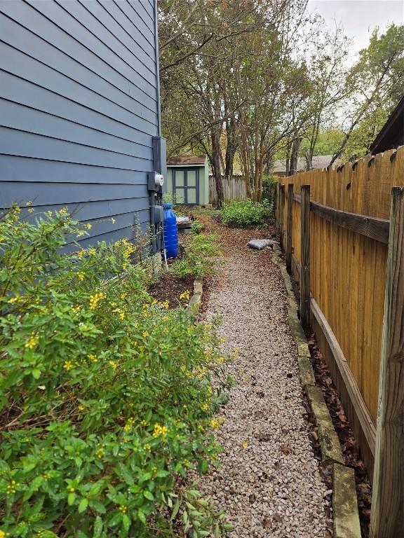 view of yard featuring a storage unit