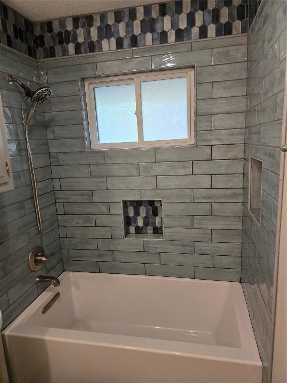 bathroom with tiled shower / bath