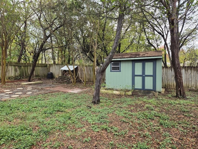 view of yard featuring a shed