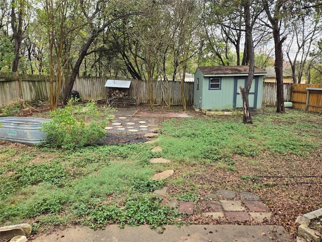 view of yard with a storage unit