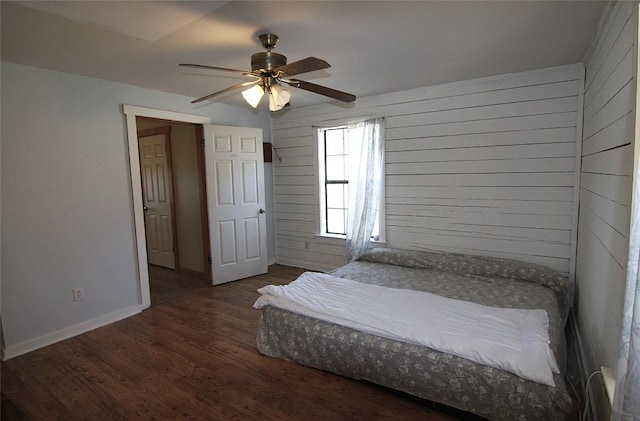 unfurnished bedroom featuring dark wood-type flooring and ceiling fan