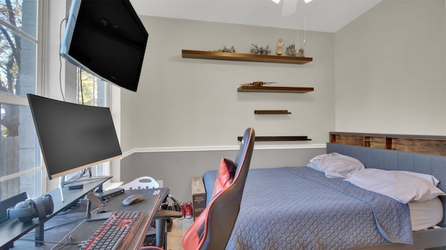 bedroom featuring ceiling fan