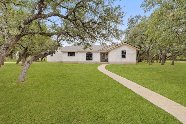 ranch-style house featuring a front yard