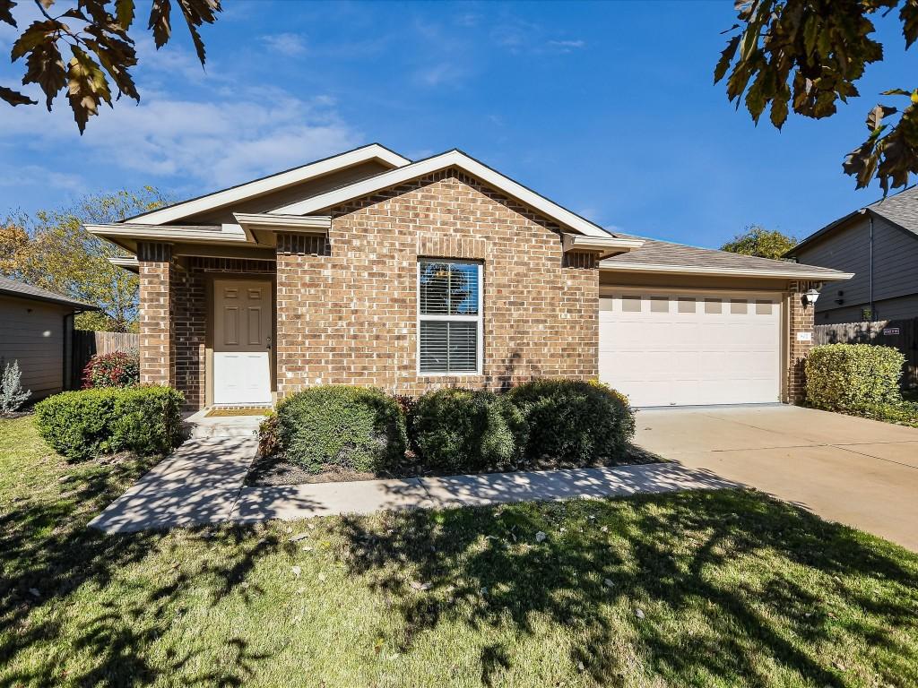 view of front facade featuring a front lawn and a garage