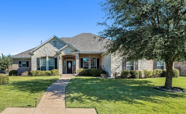 view of front of home featuring a front yard