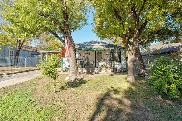 view of front of property featuring a front lawn