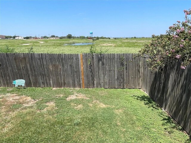 view of yard featuring a rural view