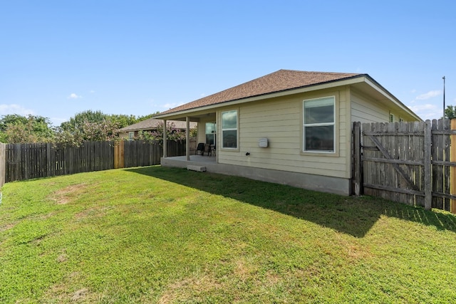 back of house featuring a yard