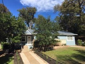 view of front of property featuring a front yard